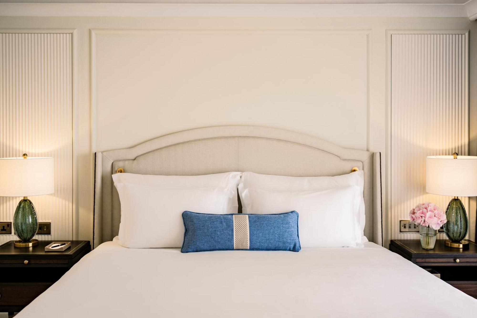 Corinthia Palace Malta Attard Eksteriør bilde A bedroom at The Carlyle